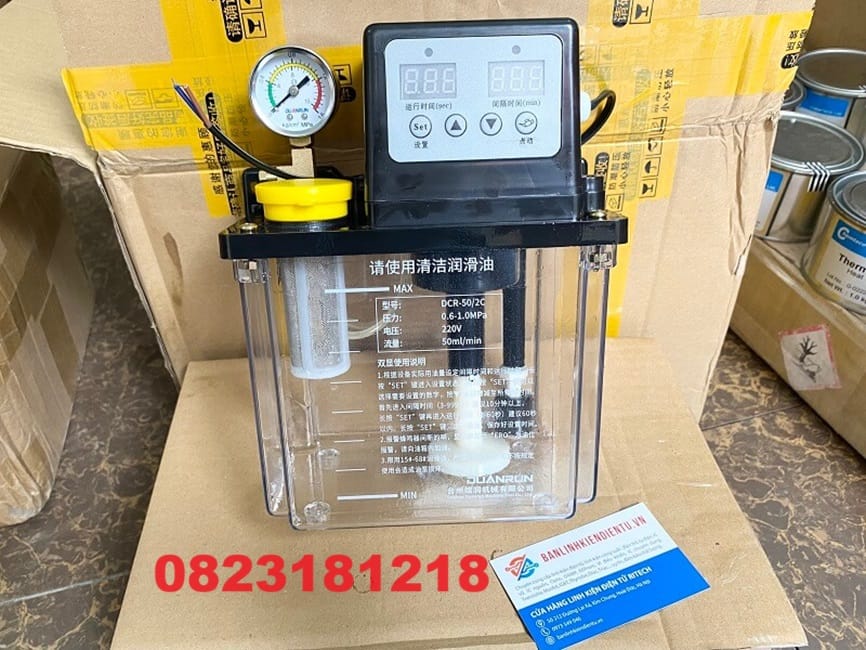 Bình bơm dầu tự động gắn đồng hồ áp suất