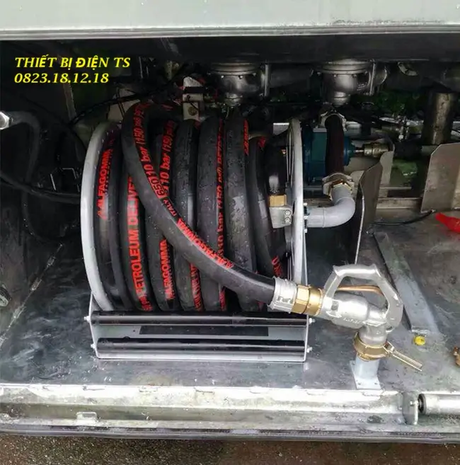 Rulo quấn dây dẫn xăng dầu 6 Rulo quấn dây dẫn xăng dầu lắp đặt trên xe bồn