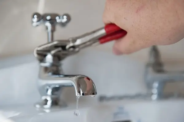 Khóa toàn bộ thiết bị sử dụng nước và kiểm tra